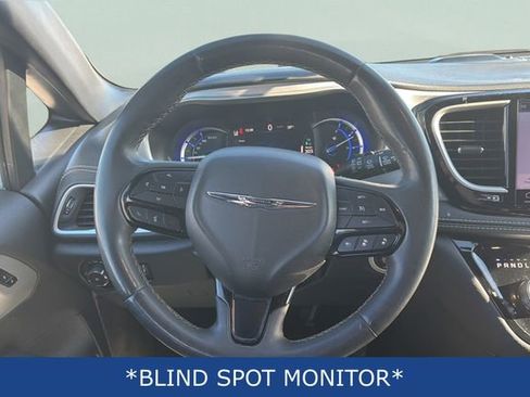 Used 2024 Chrysler Pacifica Select image 9