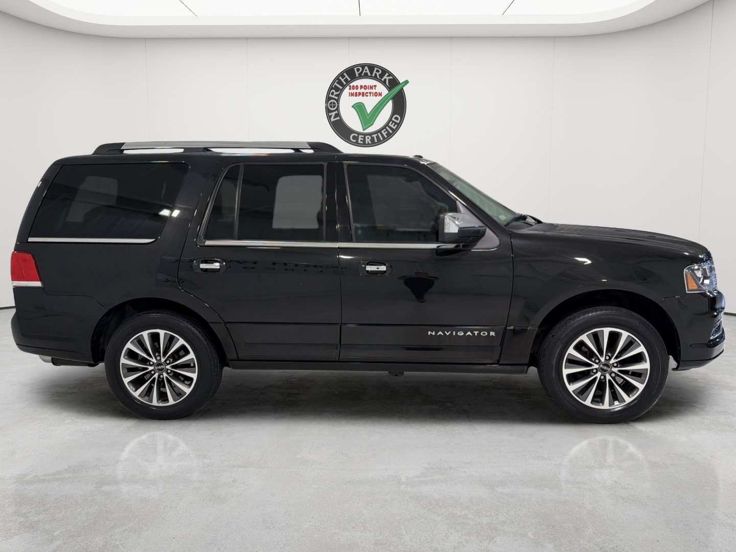 Used 2015 Lincoln Navigator 2WD image 6