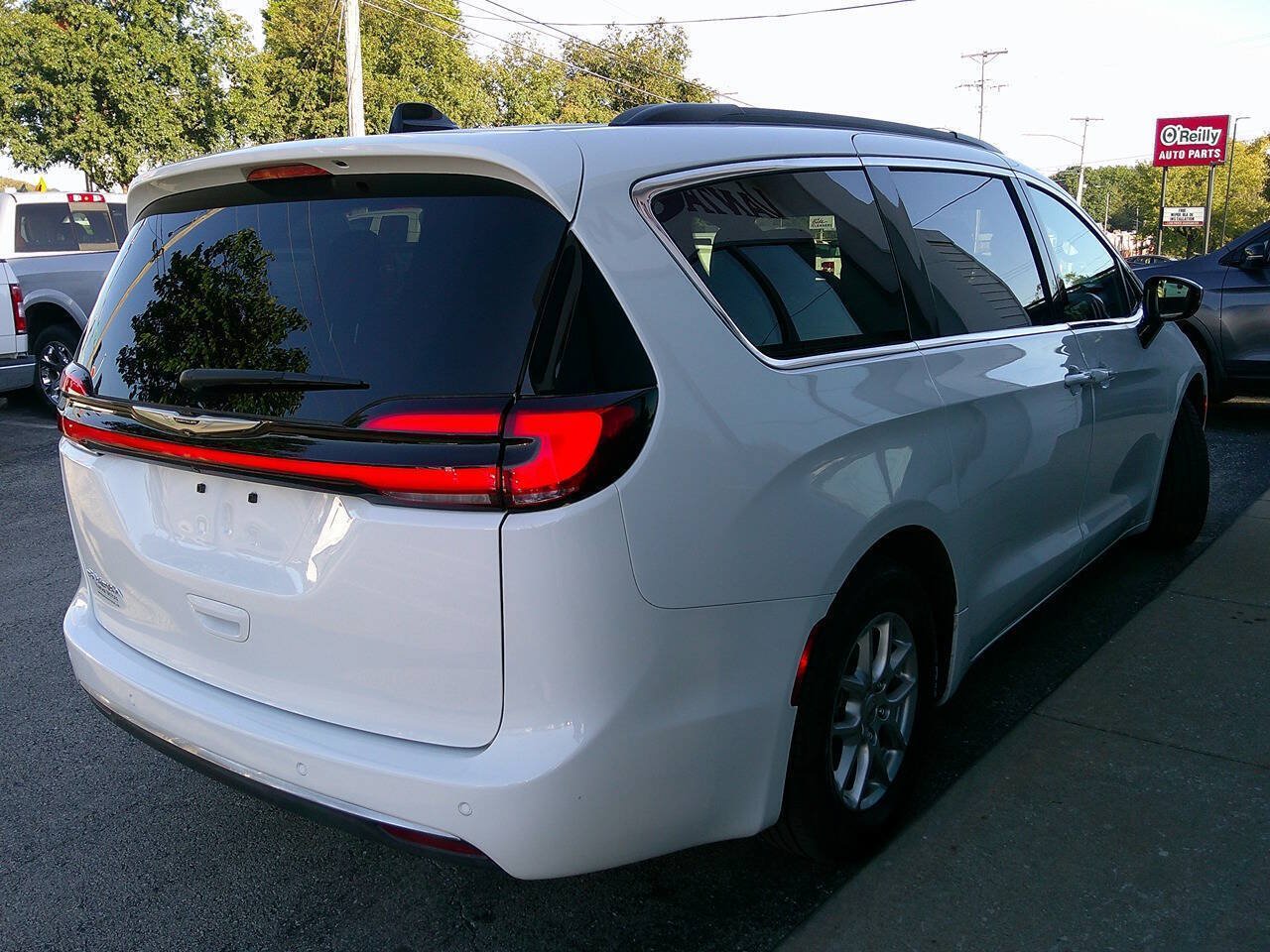 Used 2024 Chrysler Pacifica Touring FWD image 5