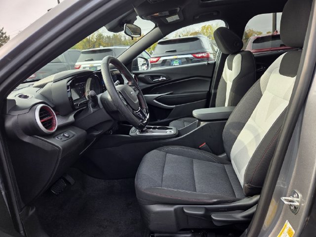 Used 2024 Chevrolet Trax RS w/ Sunroof Package FWD image 18