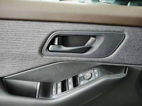 Used 2023 Nissan Rogue S image 17