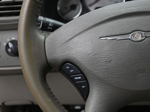 Used 2007 Chrysler Town & Country Touring w/ Luxury Group image 28