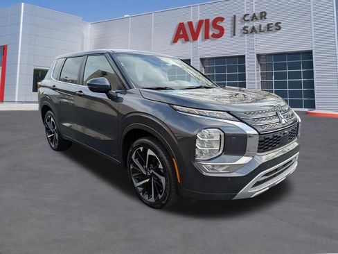 Used 2024 Mitsubishi Outlander SE image 3