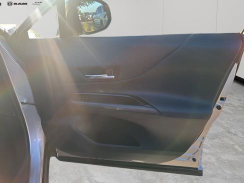 Used 2021 Toyota Venza Limited image 13