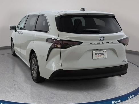 Certified 2023 Toyota Sienna XLE FWD image 6