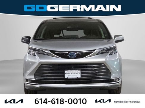 Used 2024 Toyota Sienna Platinum AWD/4WD image 3
