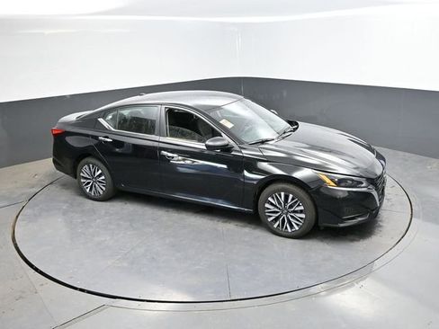 Used 2024 Nissan Altima 2.5 SV AWD/4WD image 34