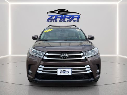 Used 2017 Toyota Highlander AWD V6 image 2