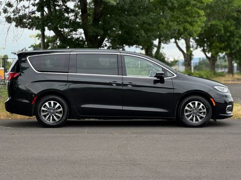Used 2023 Chrysler Pacifica Touring-L FWD image 8