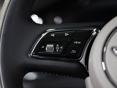 Used 2022 Bentley Bentayga image 29