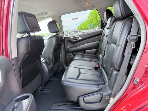 Used 2017 Nissan Pathfinder Platinum w/ Family Entertainment Package AWD/4WD image 29