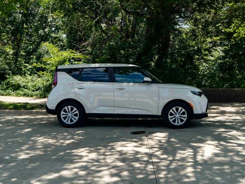 Used 2025 Kia Soul LX FWD image 10