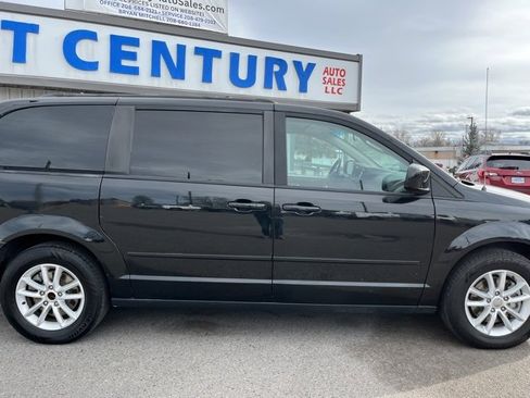 Used 2016 Dodge Grand Caravan SXT w/ Rear Park Assist Package image 18