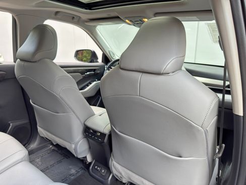 Used 2020 Toyota Highlander Limited FWD image 38