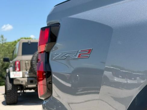 Used 2025 Chevrolet Colorado ZR2 w/ Technology Package AWD/4WD image 13