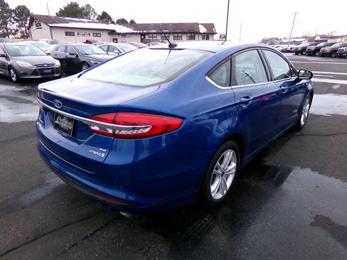 Used 2018 Ford Fusion SE image 3