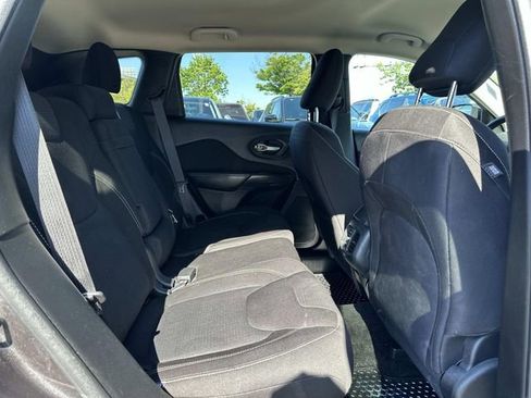 Used 2015 Jeep Cherokee Latitude w/ Cold Weather Group FWD image 12