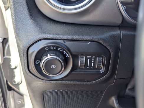 Used 2019 Jeep Wrangler Unlimited Sahara image 32