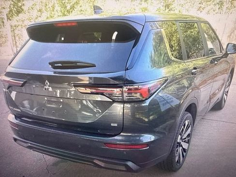 Used 2025 Mitsubishi Outlander SE FWD image 2