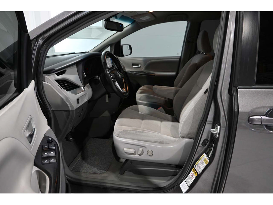 Used 2017 Toyota Sienna LE FWD image 13