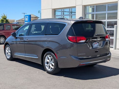 Used 2017 Chrysler Pacifica Touring-L w/ Tire & Wheel Group FWD image 8