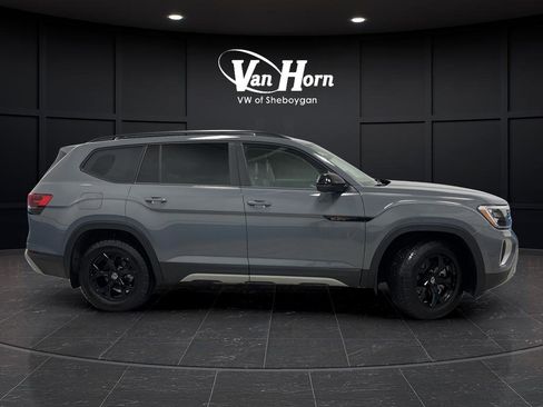 Used 2024 Volkswagen Atlas Peak Edition SEL image 2