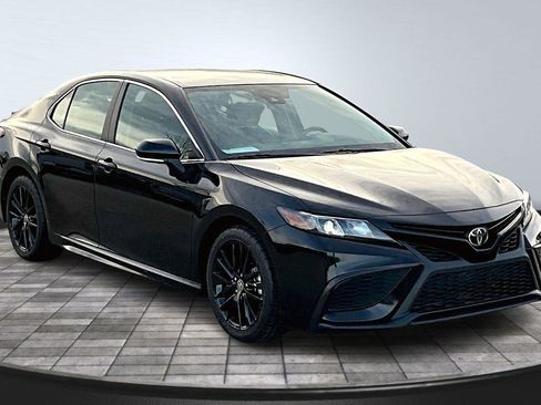 Used 2024 Toyota Camry SE image 1