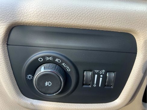 New 2025 Jeep Grand Cherokee Limited w/ Black Appearance Package image 13