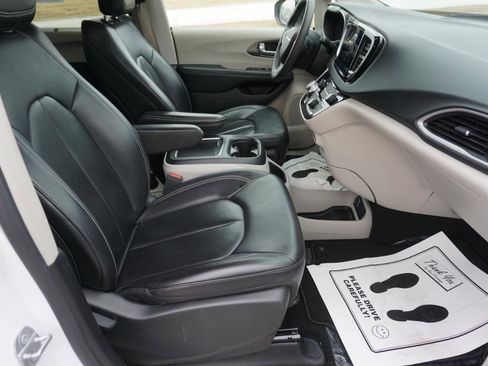 Used 2023 Chrysler Pacifica Touring-L image 23