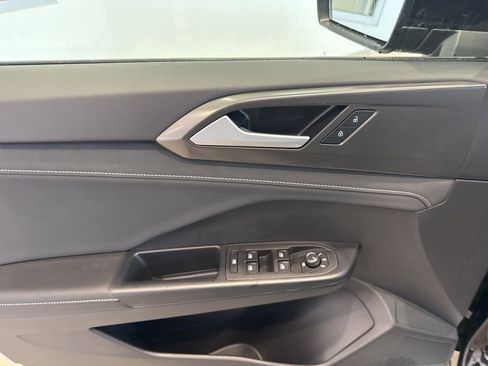 New 2026 Volkswagen Taos SE image 16