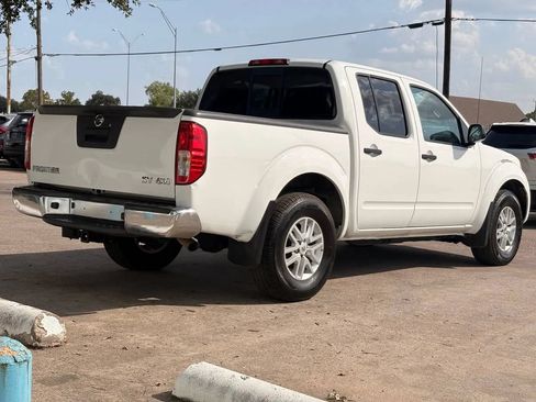 Used 2018 Nissan Frontier SV AWD/4WD image 3