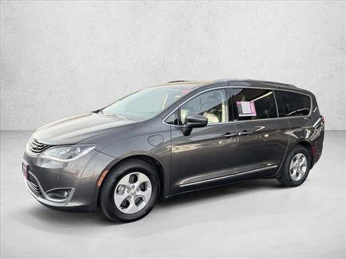 Used 2018 Chrysler Pacifica Touring-L image 1
