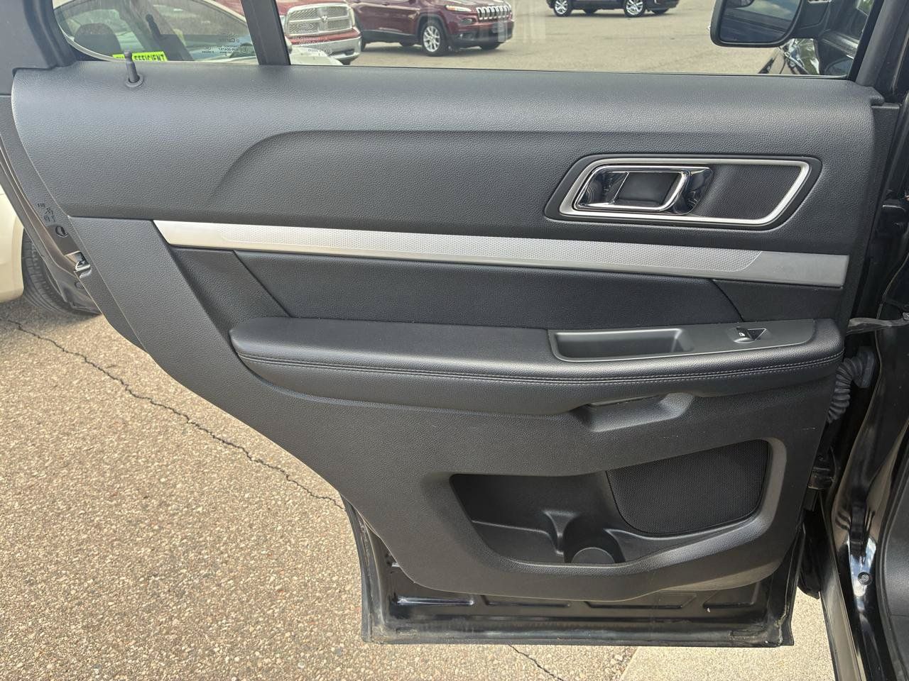 Used 2017 Ford Explorer XLT AWD/4WD image 10