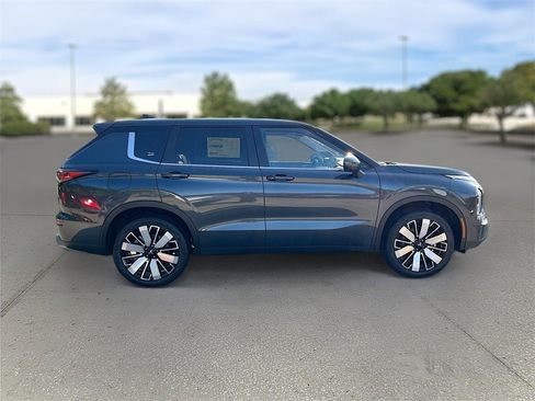 New 2025 Mitsubishi Outlander SE image 8