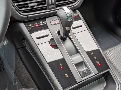 Certified 2026 Porsche Macan AWD/4WD image 18