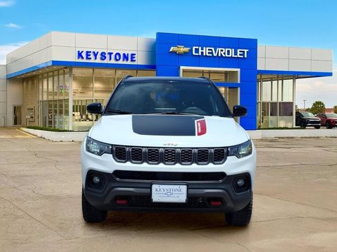 Used 2025 Jeep Compass Trailhawk AWD/4WD image 2
