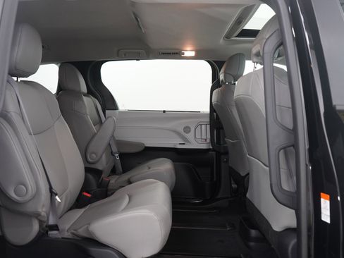 Used 2025 Toyota Sienna XLE image 12