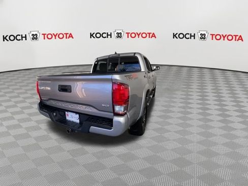Used 2016 Toyota Tacoma TRD Sport image 4