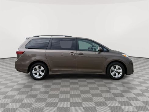 Used 2018 Toyota Sienna LE FWD image 7