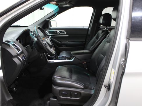 Used 2013 Ford Explorer XLT FWD image 3