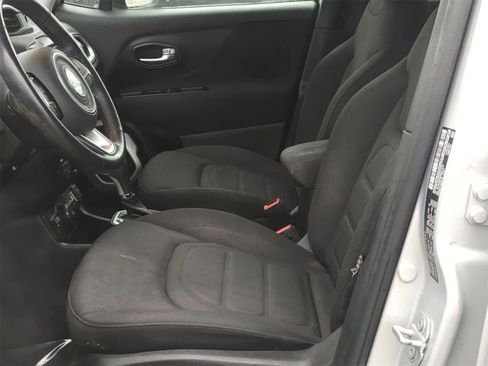 Used 2019 Jeep Renegade Latitude w/ Cold Weather Group image 23