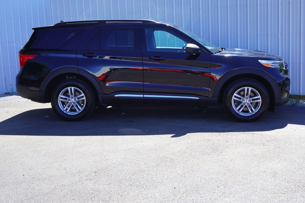 Used 2022 Ford Explorer XLT AWD/4WD image 2