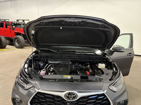Used 2024 Toyota Highlander XLE AWD/4WD image 55