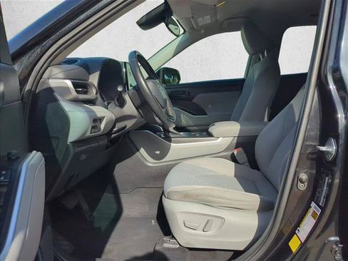 Used 2020 Toyota Highlander LE FWD image 14