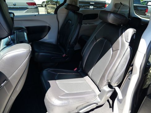 Used 2022 Chrysler Pacifica Touring-L w/ Uconnect Theater Family Group AWD/4WD image 18