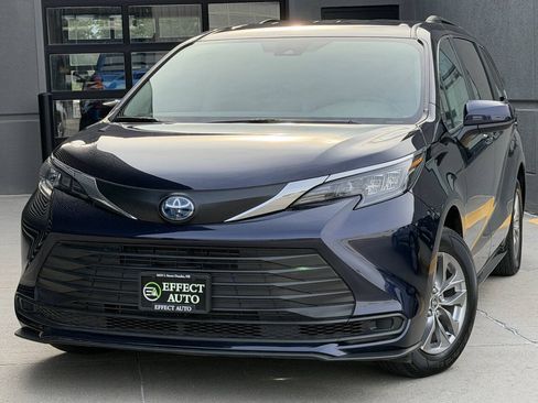 Used 2024 Toyota Sienna LE AWD/4WD image 3