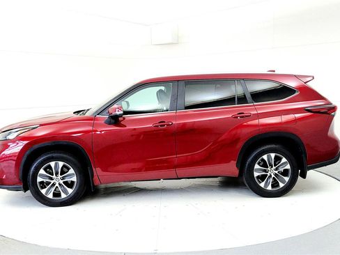 Used 2024 Toyota Highlander XLE AWD/4WD image 3