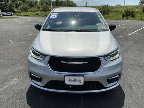 Used 2024 Chrysler Pacifica Touring-L FWD image 9