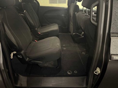 Used 2019 Chrysler Pacifica Touring Plus w/ Advanced Safetytec Group image 24