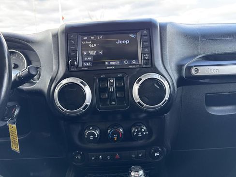 Used 2014 Jeep Wrangler Unlimited Sahara w/ Connectivity Group AWD/4WD image 20
